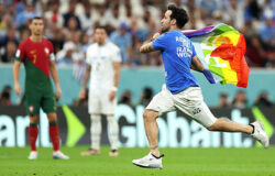 Во время матча Португалия – Уругвай на поле выбежал болельщик с флагом ЛГБТ