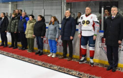 Александр Богомаз сыграл в хоккей с брянскими студентами