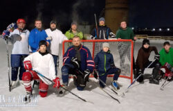 Любители зимнего вида спорта сыграли в вечерний хоккей на «Катке на Литии»